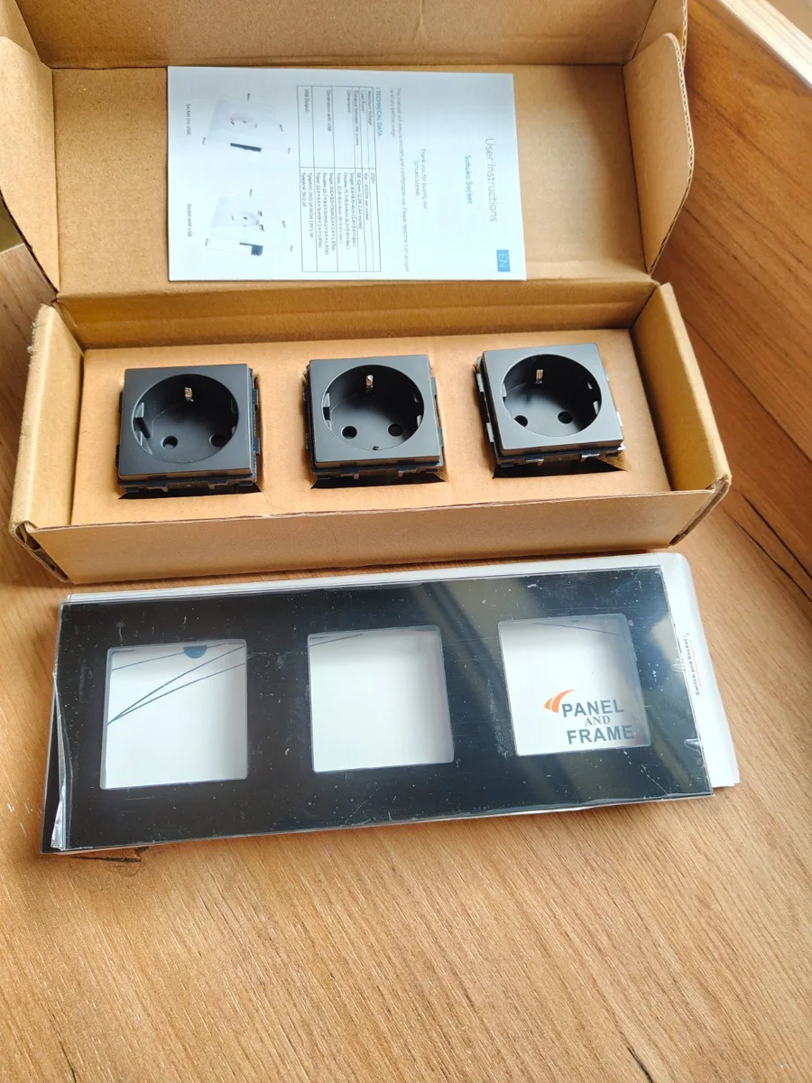 Розетка тройная 3 поста 16А 250В рамка стекло Черная,228mm